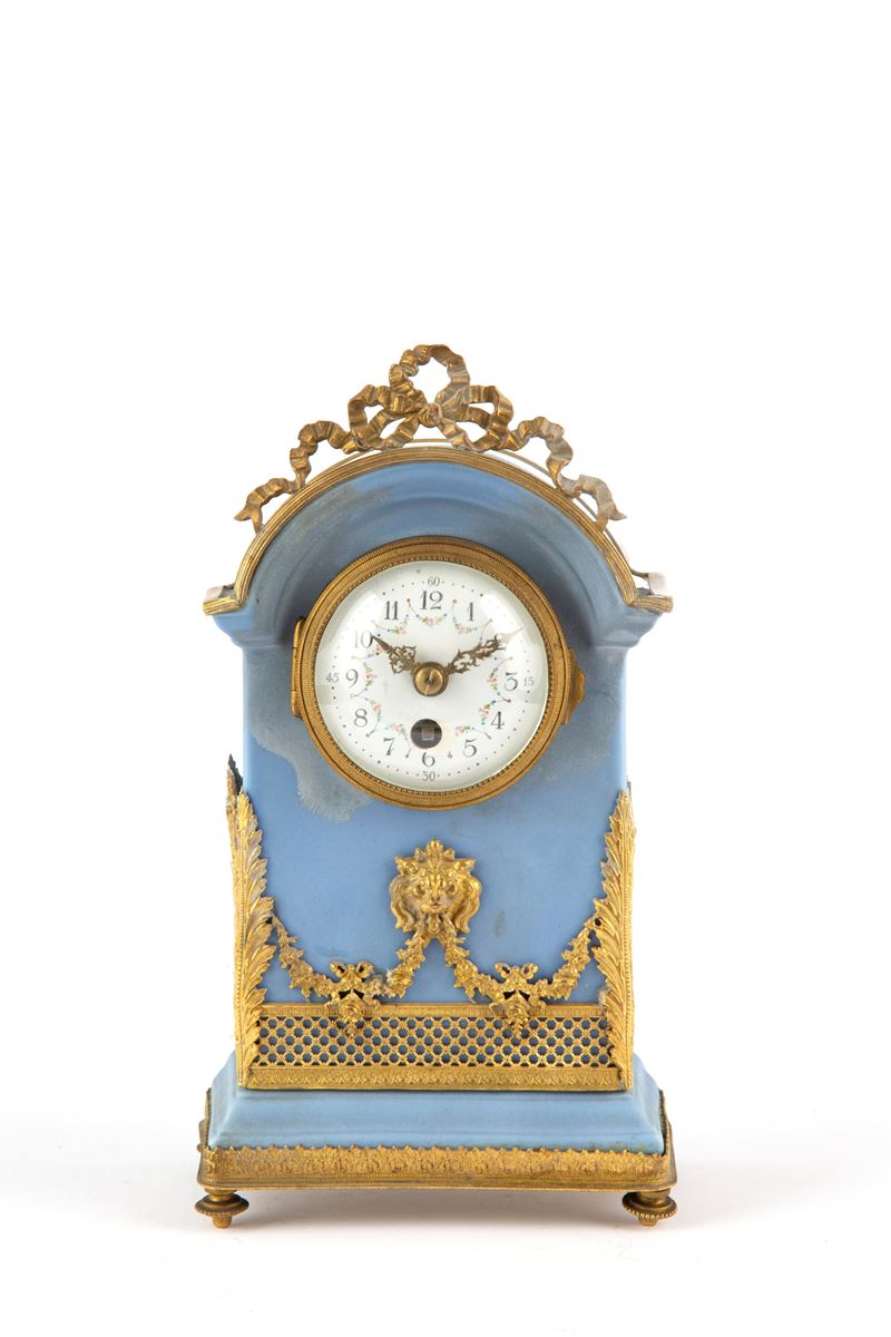 Orologio da tavolo Wedgwood, biscuit azzurro con finiture in bronzo dorato e ottone cesellato