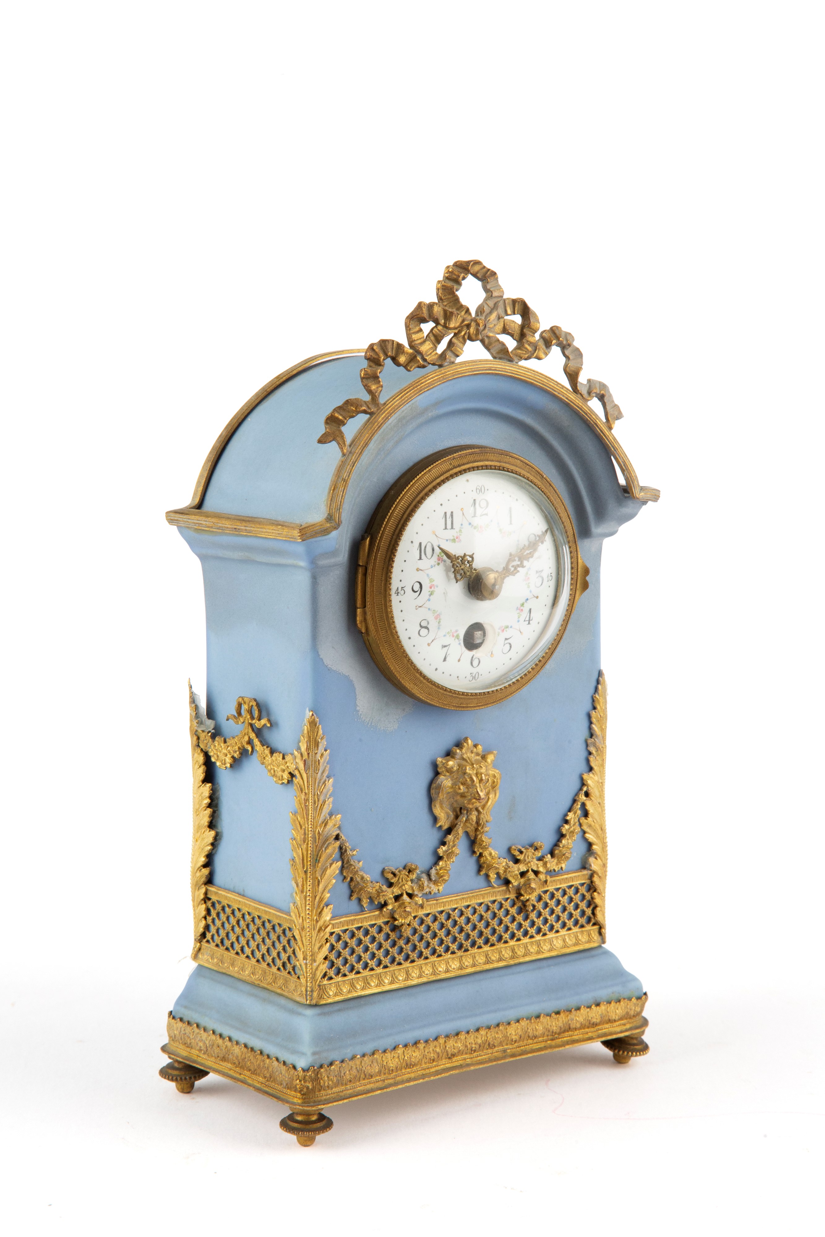 Orologio da tavolo Wedgwood, biscuit azzurro con finiture in bronzo dorato e ottone cesellato