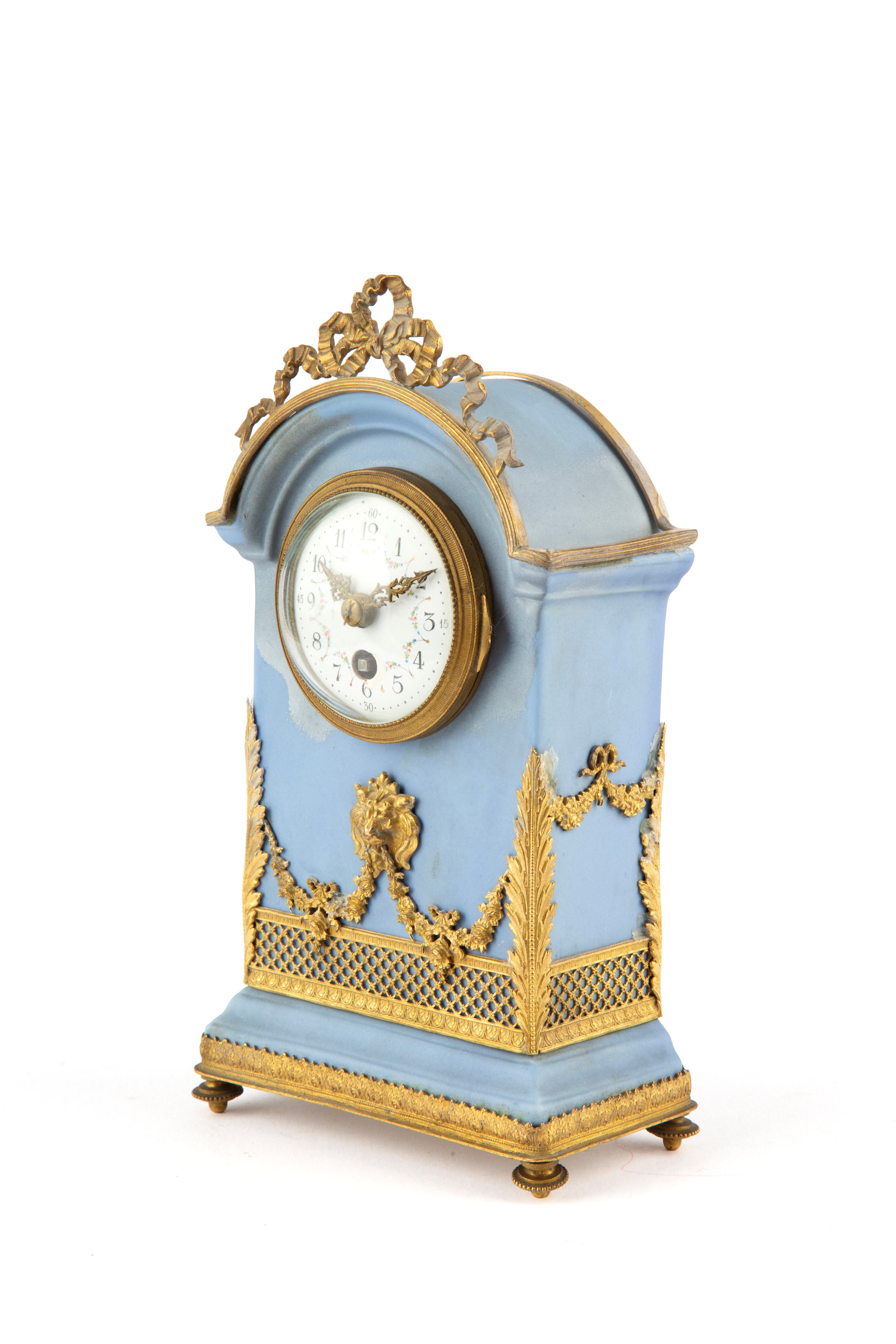 Orologio da tavolo Wedgwood, biscuit azzurro con finiture in bronzo dorato e ottone cesellato