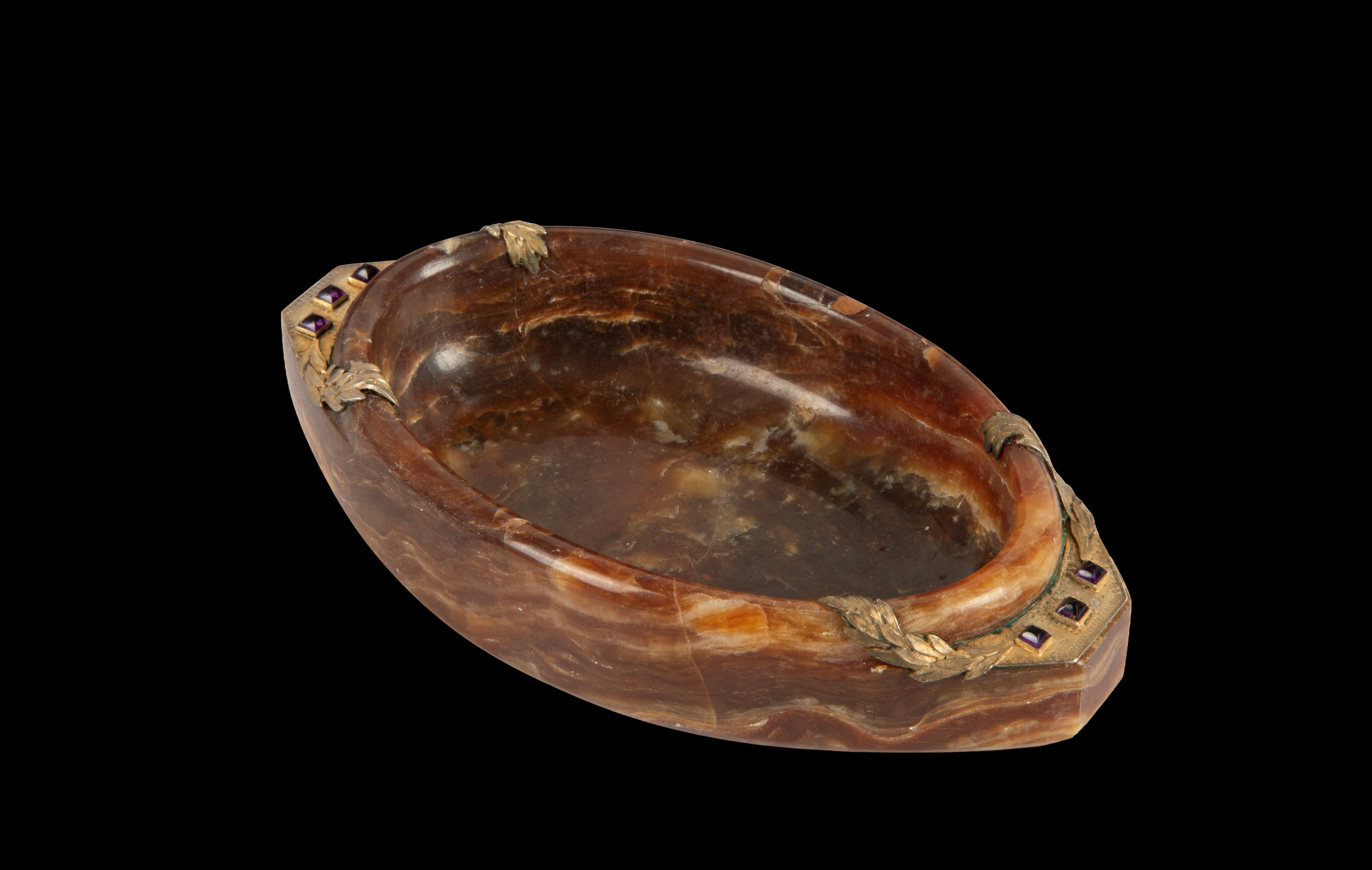 Ciotola in pietra dura (onice) ovoidale con finiture in argento cesellato e cabochon