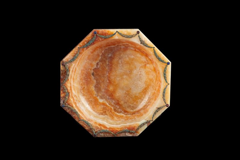 Ciotola, pietra dura (onice) con finiture in ottone e cabochon in vetro