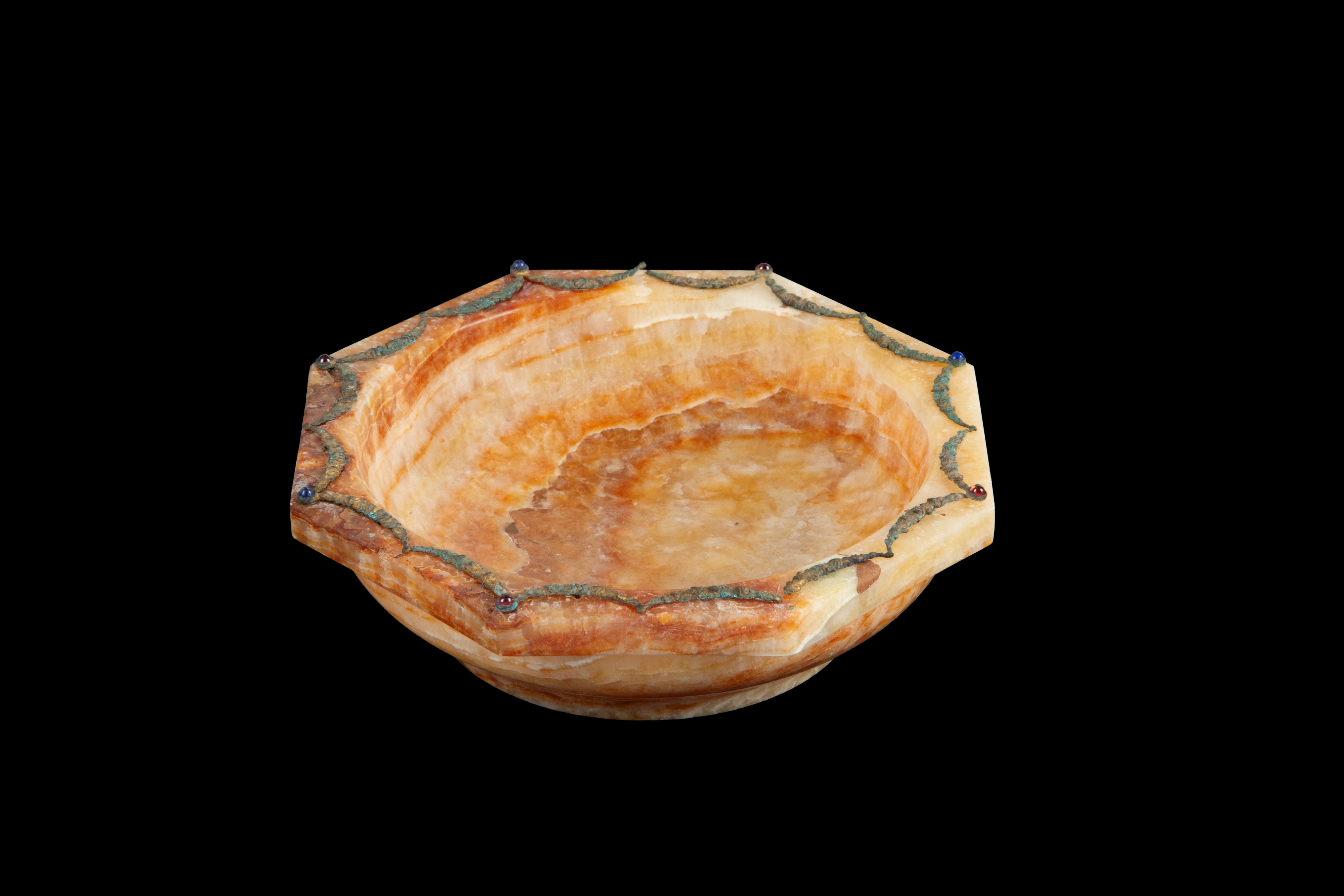 Ciotola, pietra dura (onice) con finiture in ottone e cabochon in vetro
