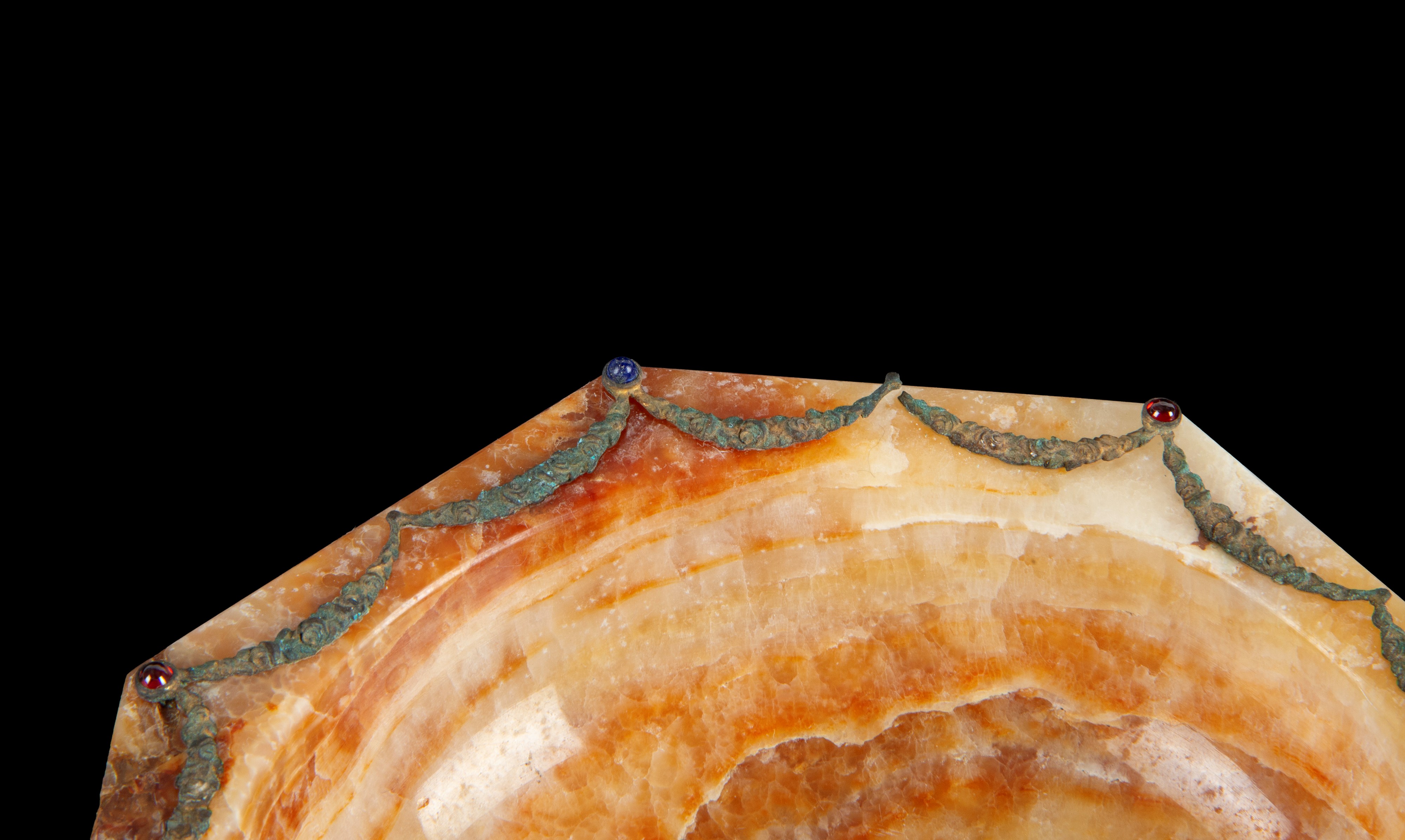 Ciotola, pietra dura (onice) con finiture in ottone e cabochon in vetro
