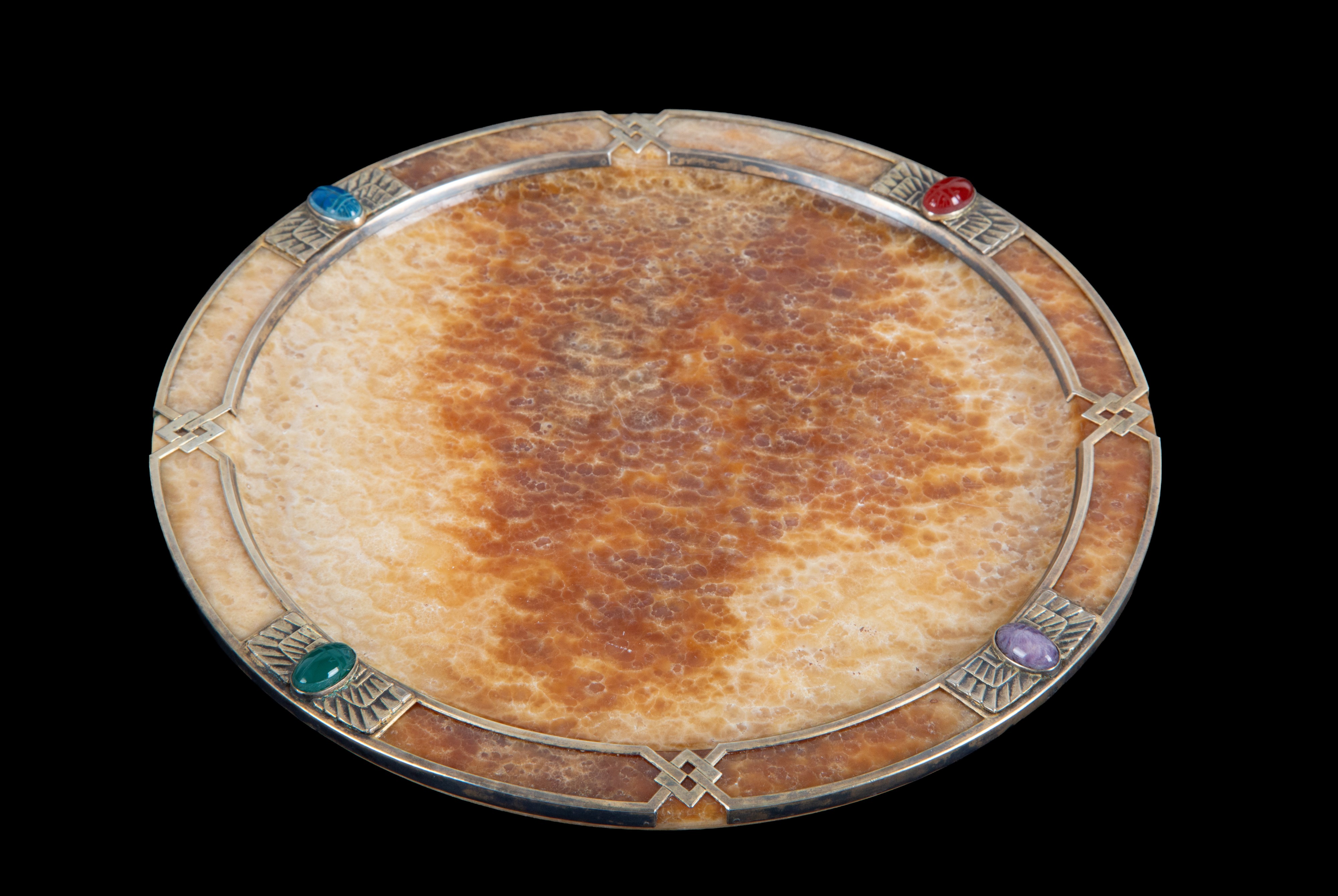 Franz Hiess Sohne, Piatto in pietra dura (onice) con finiture in argento cesellato e cabochon a f...