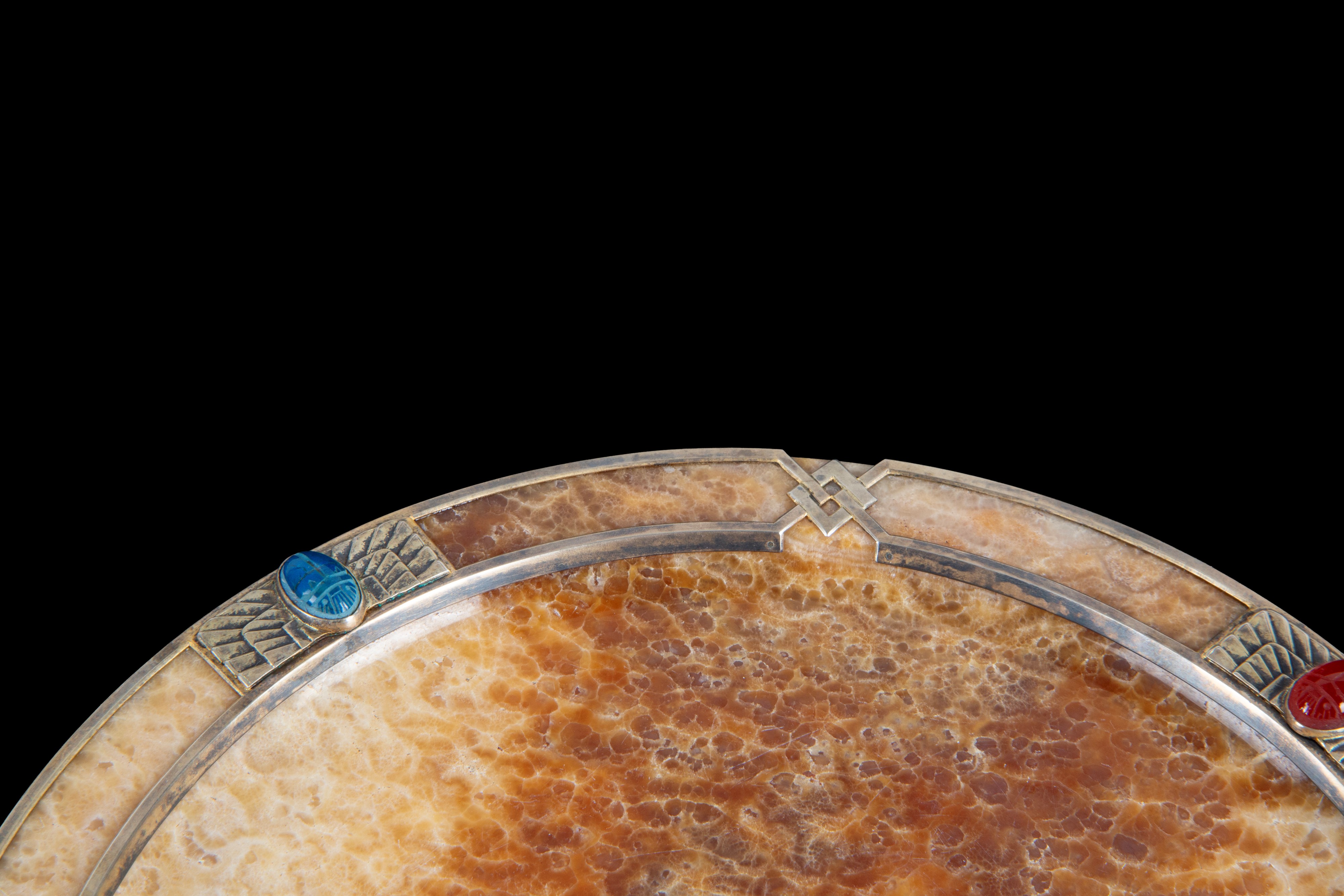 Franz Hiess Sohne, Piatto in pietra dura (onice) con finiture in argento cesellato e cabochon a f...
