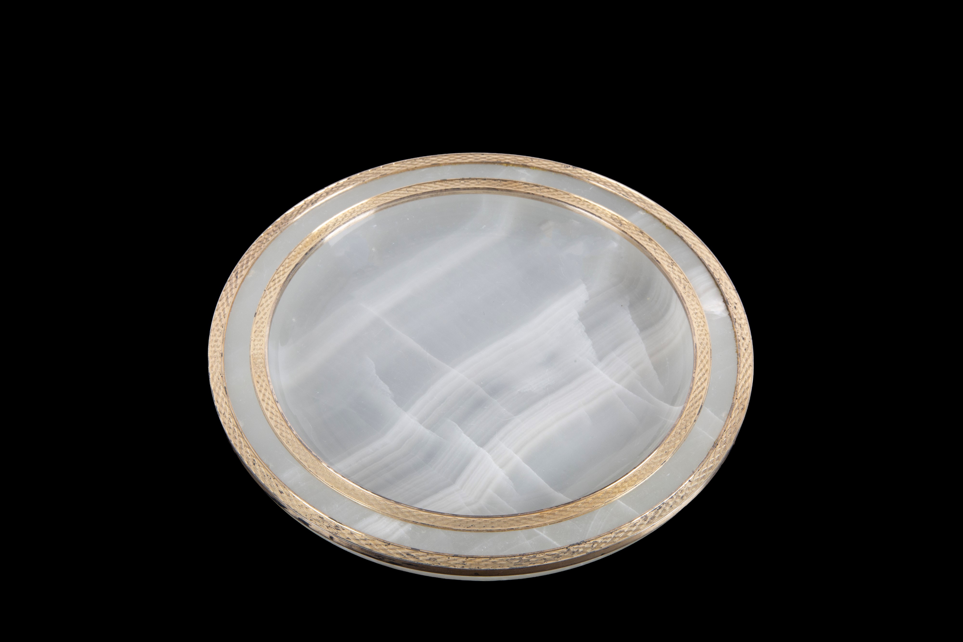 Piatto in pietra dura (onice) con finiture in ottone cesellato