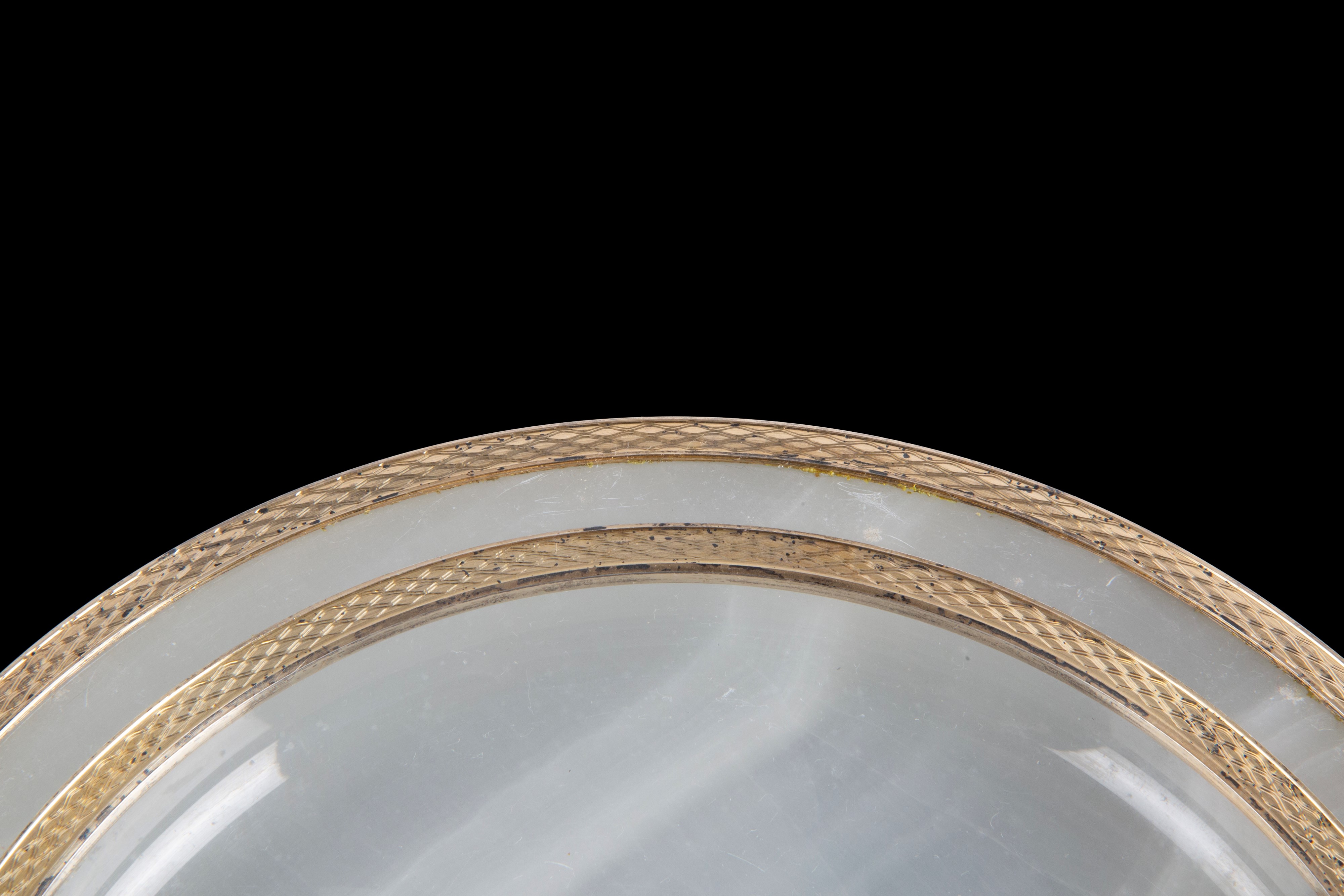Piatto in pietra dura (onice) con finiture in ottone cesellato