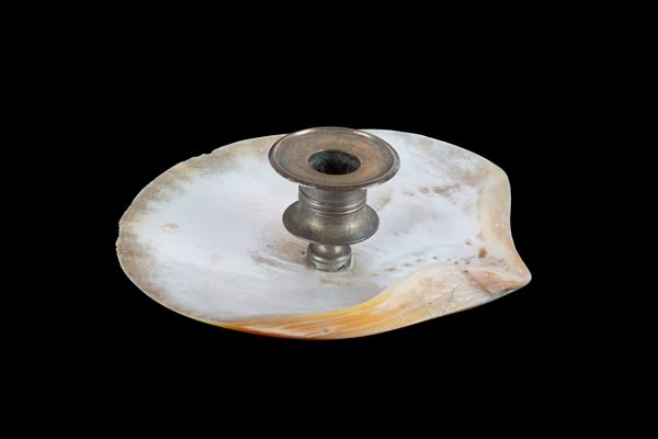 Shell mounted on a lie